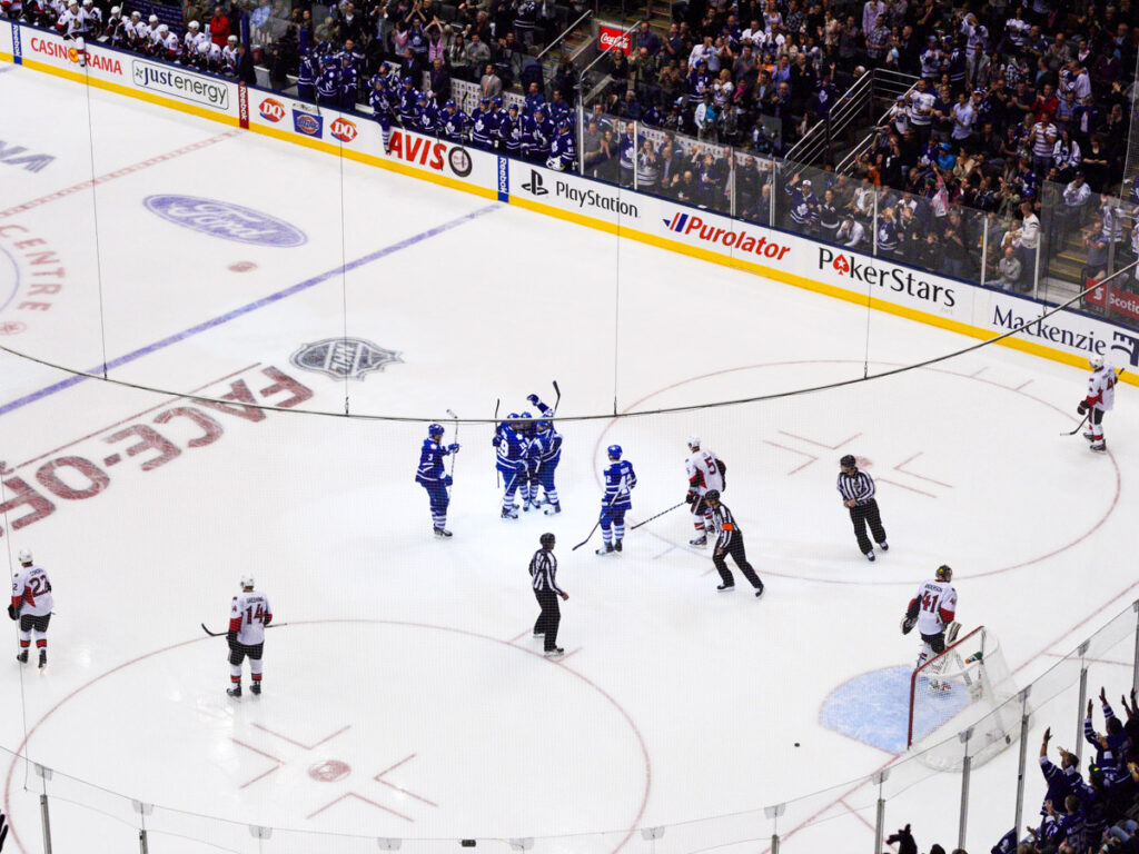 toronot maple leafs score a goal