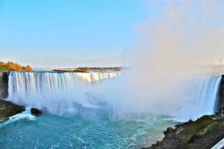 nagara falls gushing over rock face 