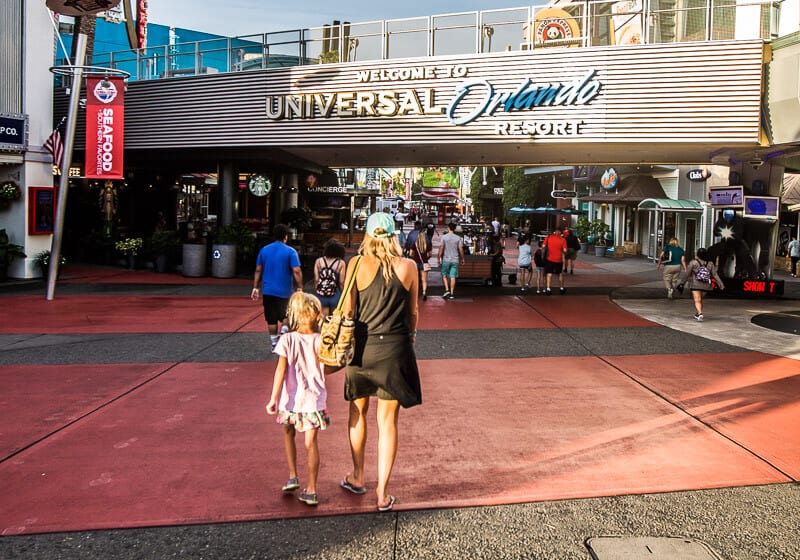 woman and child walking into universal orlando