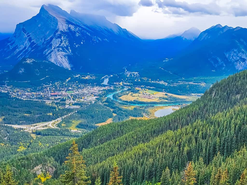 bow river running through bow valley and banff moutnains