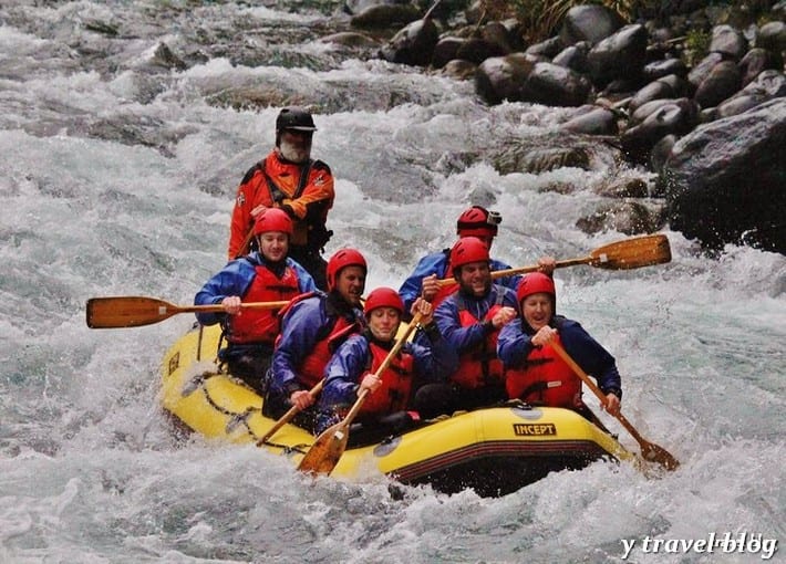 people whitewater rafting on the tongariro river