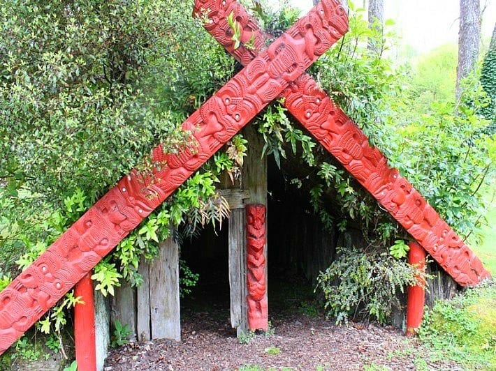 a small hut covered in leaves