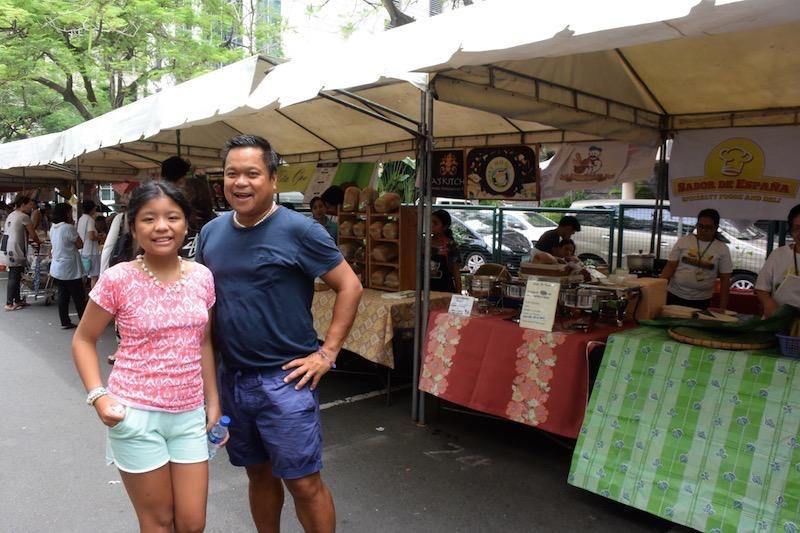 family at Manila Markets Philipinnes