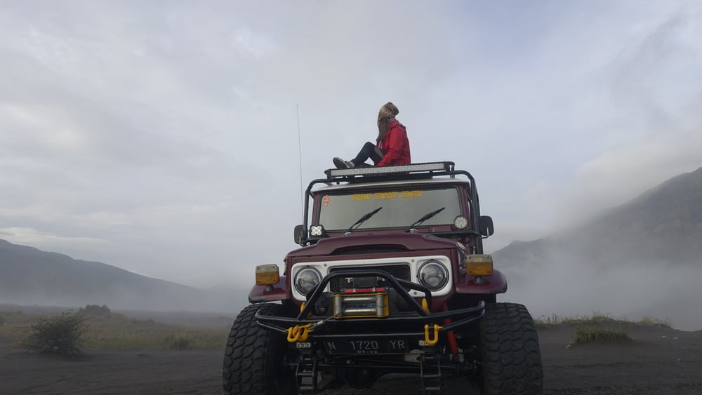 girl sittin gon Mount Bromo Jeep