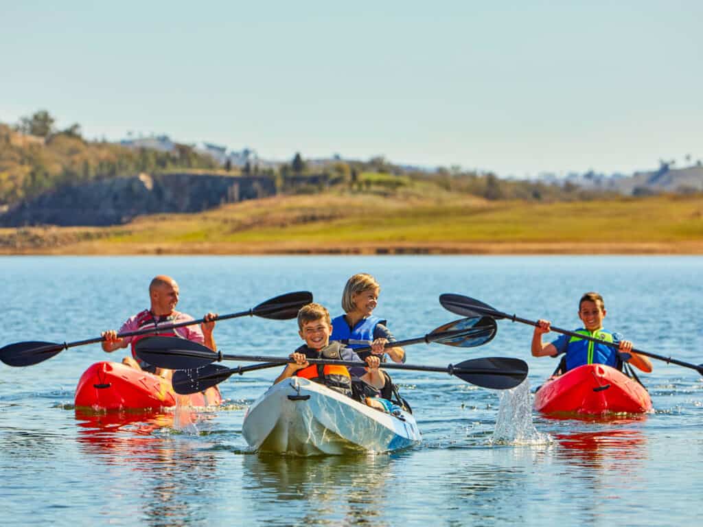 Family enjoying a paddle across Lake Burrendong.