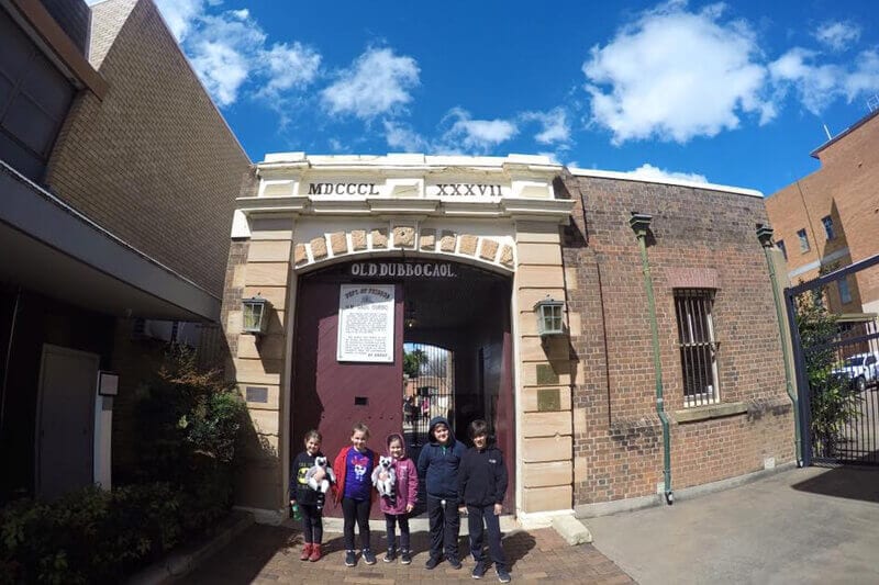 kids posing at entrance to dubbo zoo