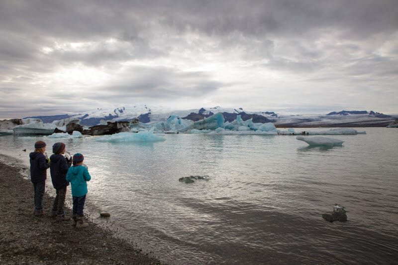 kids looking at Jökulsárlón Glacier lagoon 