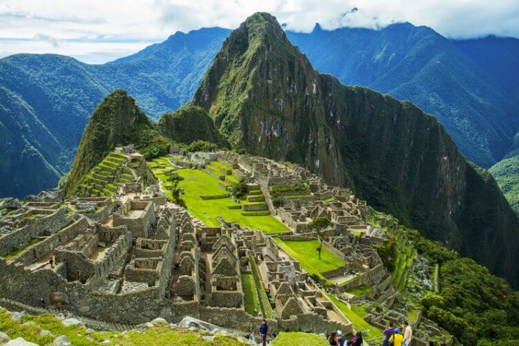 overlooking miacchu picchu