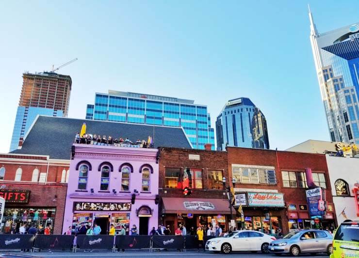 exterior of tootsies bar on broadway