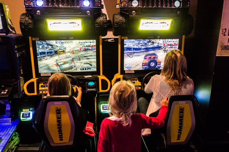 family playing arcade games Gameworks, Mall of America